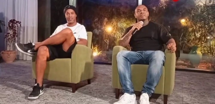 Ronaldinho à gauche, et K2rhym à droite, lors d'une conférence de presse à Gammarth.